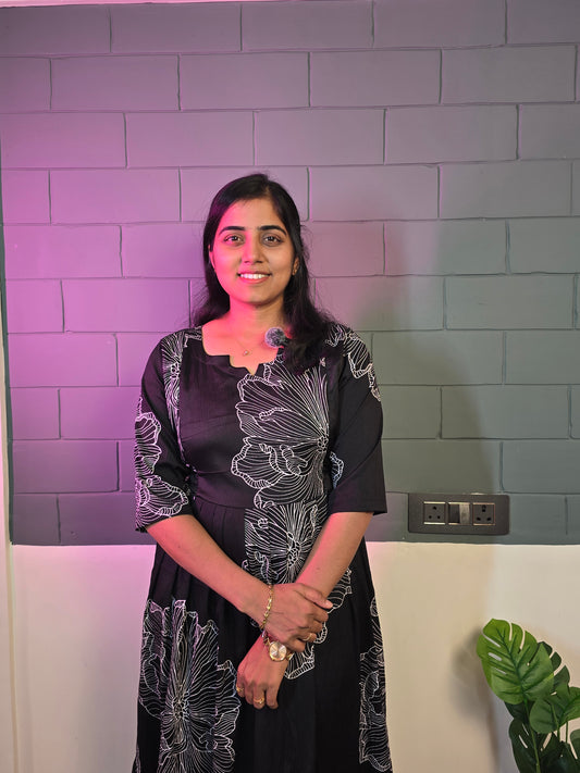 Black Daisy Feeding Maxi with Zip and Full Lining