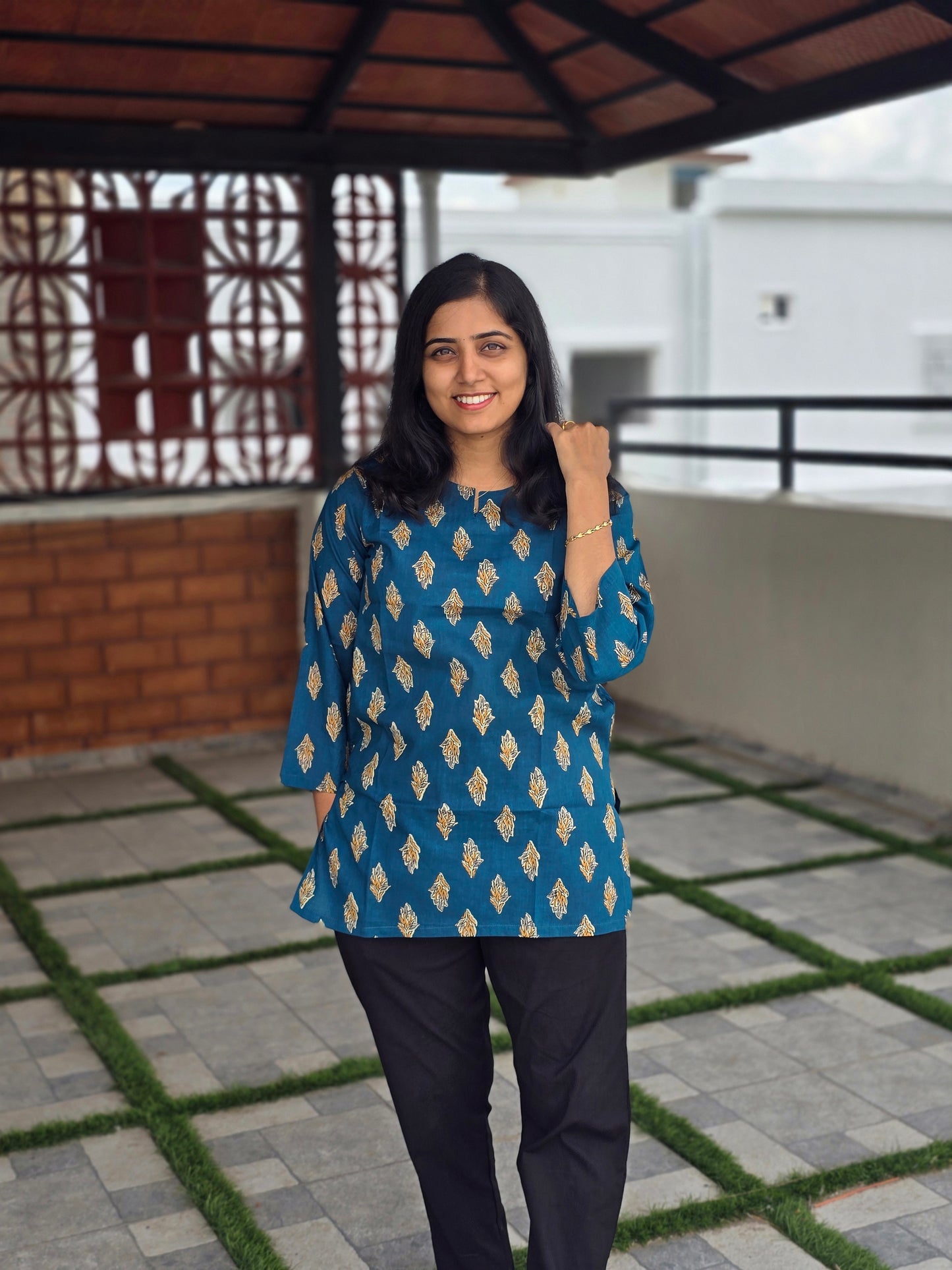 Peacock Blue mottif Short Top