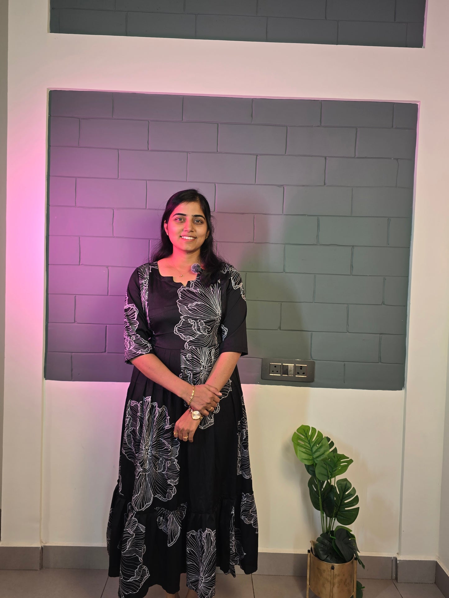 Black Daisy Feeding Maxi with Zip and Full Lining