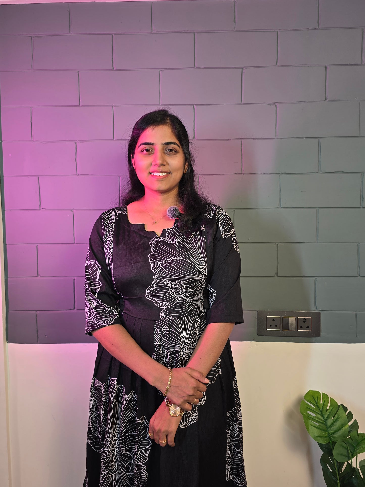 Black Daisy Feeding Maxi with Zip and Full Lining