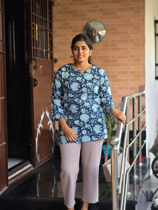 Blue with white flowers short Top