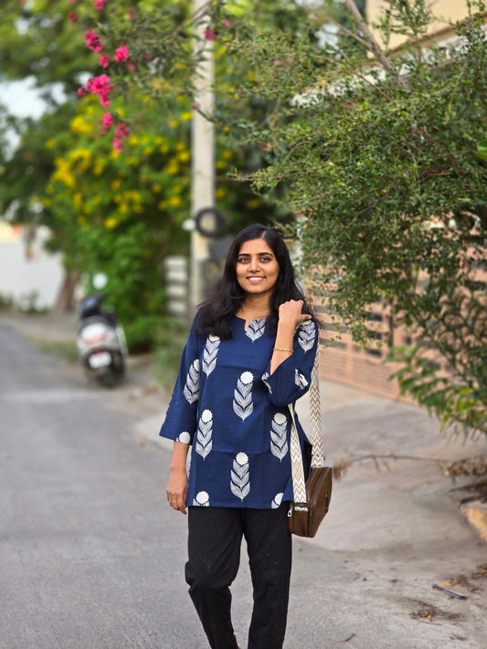 Blue white leaves Short Top