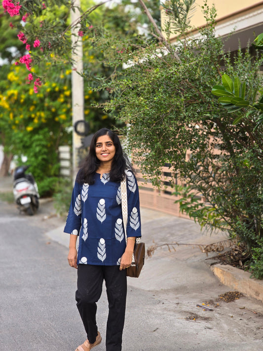 Blue white leaves Short Top