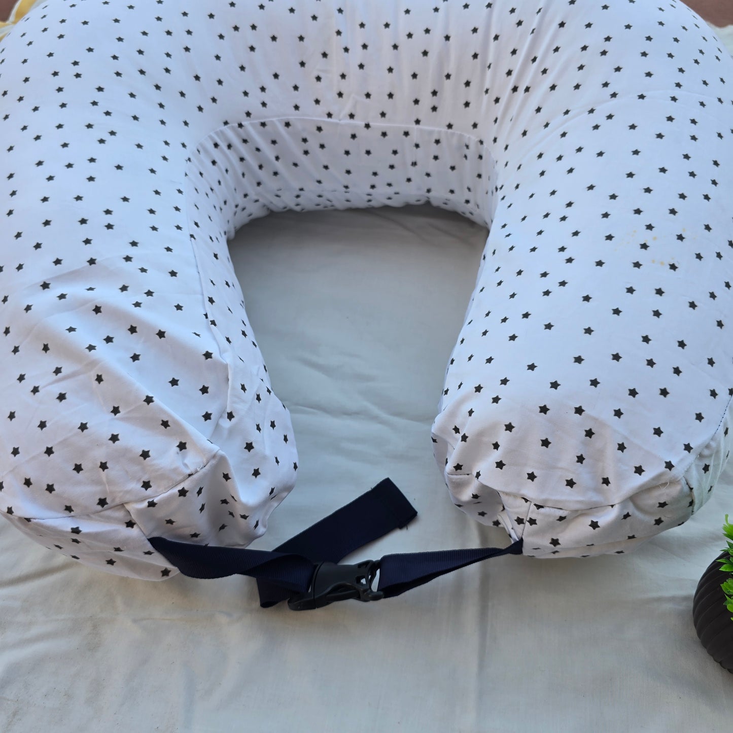 Feeding Pillow with belt- White with Black Stars